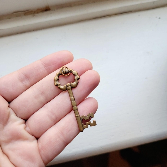 Vintage Bronze Skeleton Key Art Deco Style Pendant - Picture 2 of 8